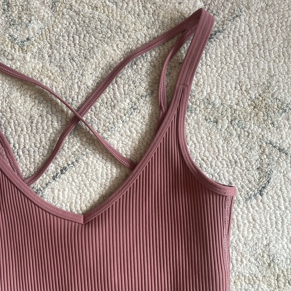 Vuori Women’s Rib Crop Tank Cropped Athletic Top Color Marsala Pink extra small - Picture 2 of 4